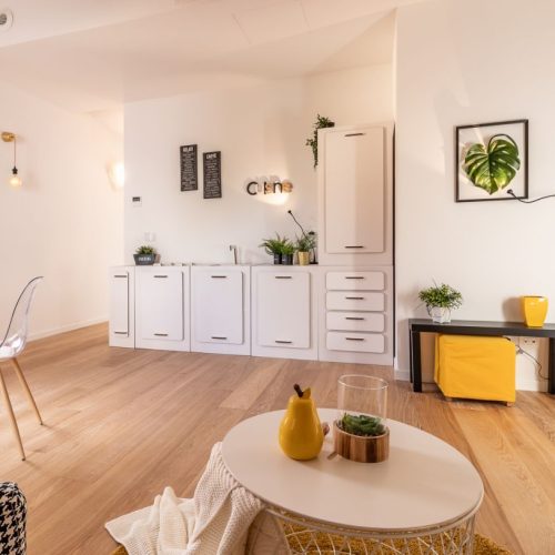 allestimento home staging cucina in cartone