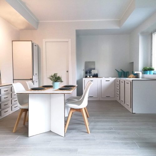 cucina bianca in cartone
