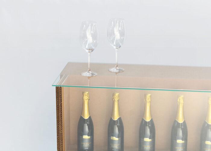 Theke aus Pappe mit Vitrine