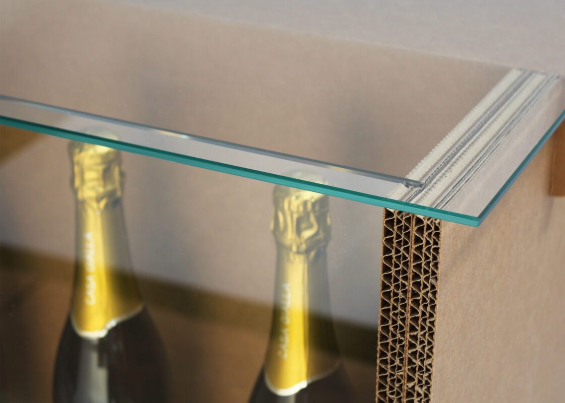 banco in cartone con vetrine espositiva