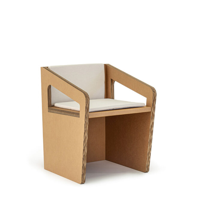 Sedia in cartone con braccioli 'Forà' Sedia in cartone con braccioli 'Forà'