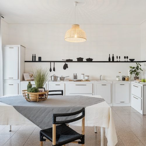 cucina bianca moderna in cartone