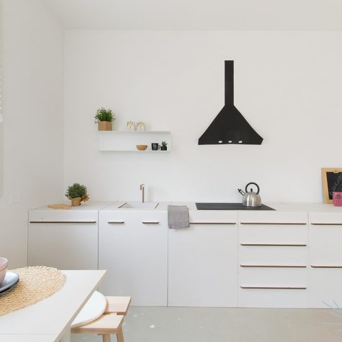 cucina bianca classica in cartone per home staging